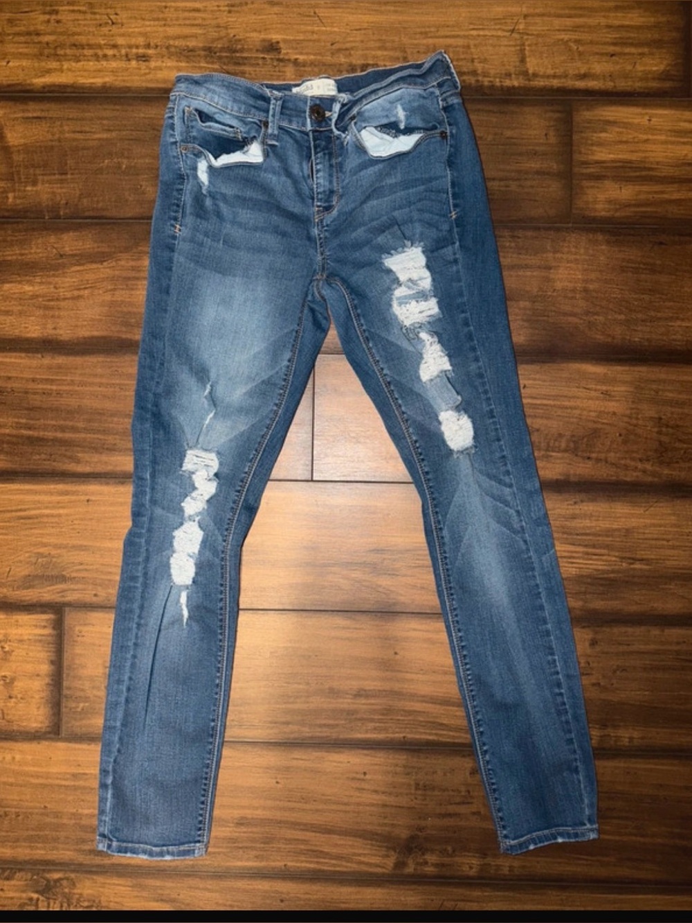 Like New- 9 Distressed Mid-Blue Women’s Skinny Jeans